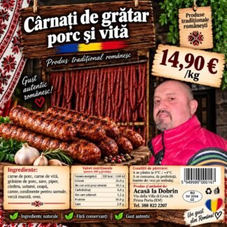 Cârnați de grătar din porc și vită, rumeniți pe grătar, cu usturoi și rozmarin pe masă de lemn