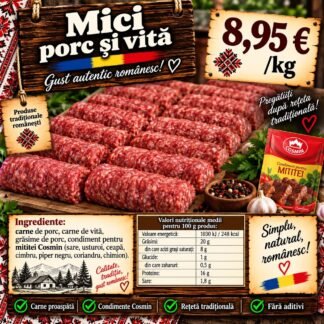 Mici din carne de porc și vită, așezați pe tocător de lemn, cu usturoi, pătrunjel și boabe de piper