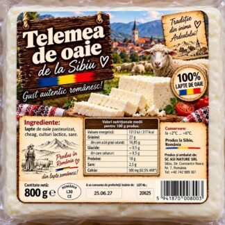 Telemea de oaie de la Sibiu în ambalaj de 800 g, cu felii tăiate și o oaie pe fundal de deal