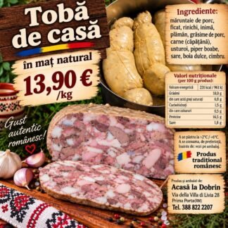 Tobă de casă în maț natural, feliată pe tocător de lemn cu usturoi și boabe de piper